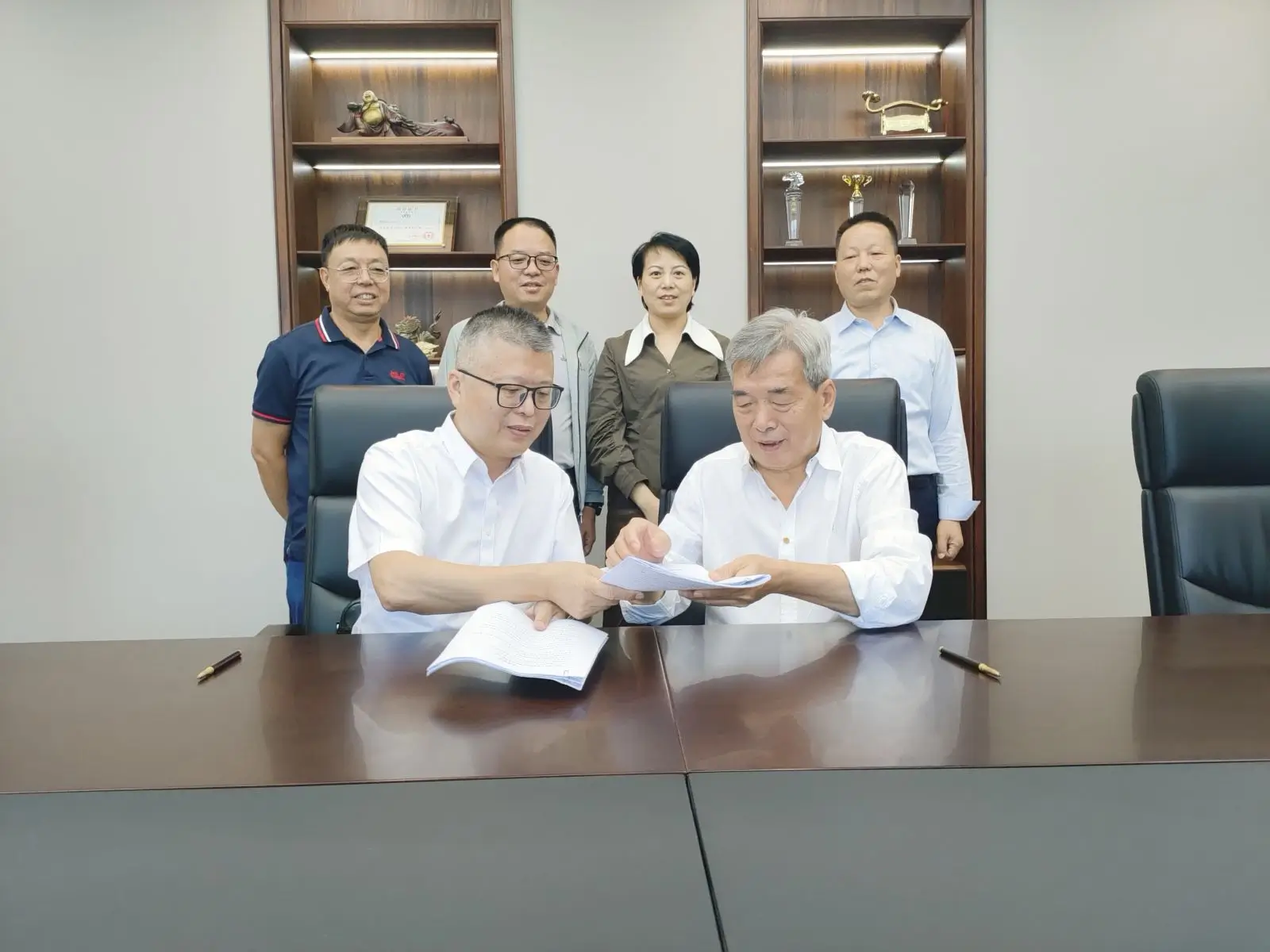 凌峰生物总经理蔡青峰先生与大洋生物董事长陈阳贵先生共同在协议上签字